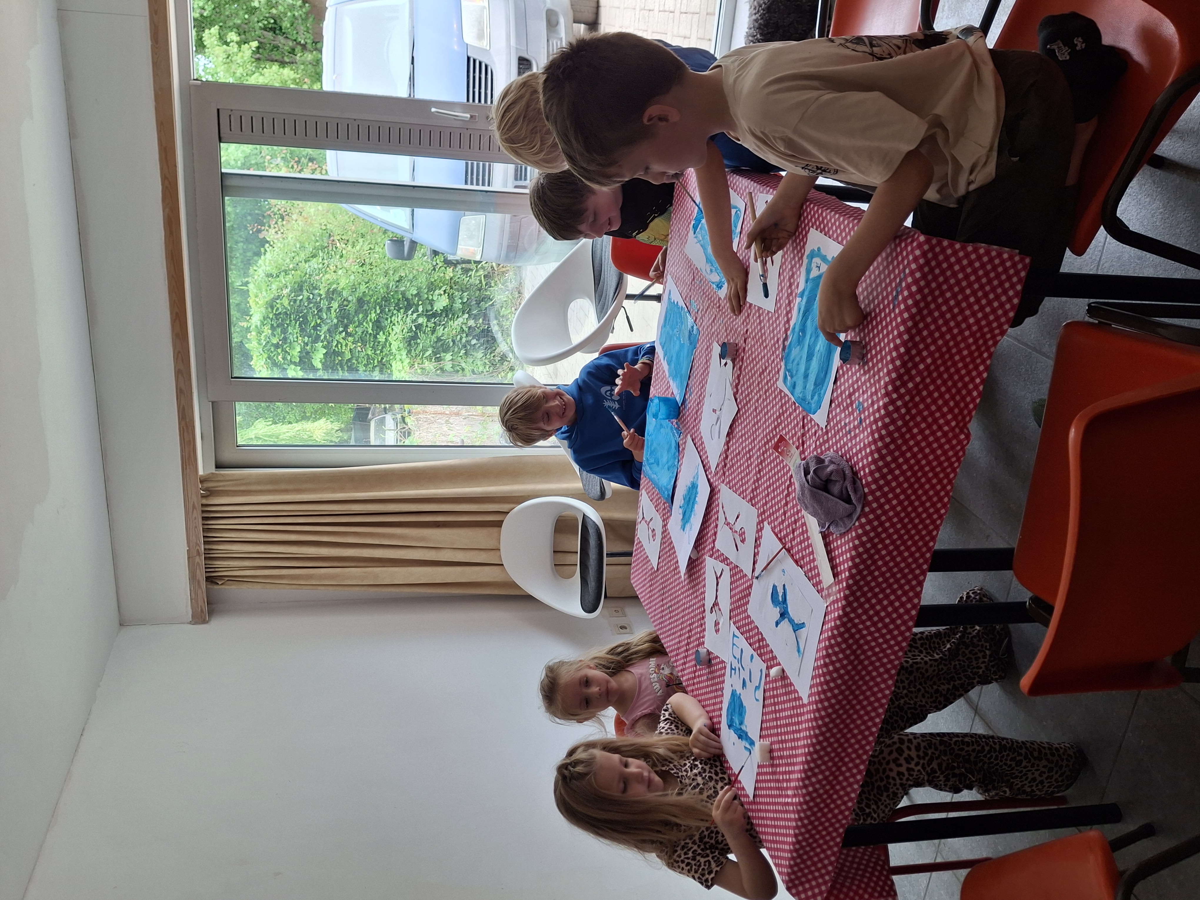 Kinderen knutselen tijdens de bijeenkomst